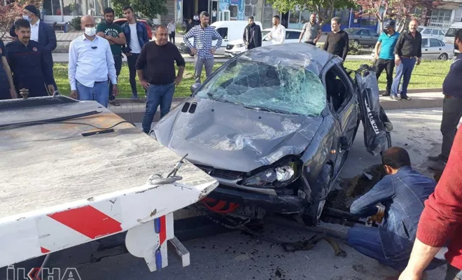 Kaldırıma çarparak takla atan otomobilde 2 kişi yaralandı