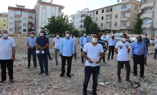 Depremde zarar gören mahalle sakinleri, mağduriyetleri için yetkililere seslendi 