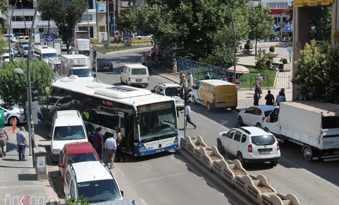 Hatalı park edilen araçların trafiği kilitlediği anlar kameralara yansıdı