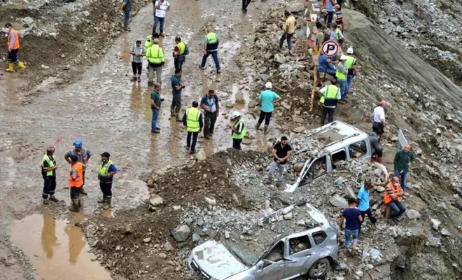 Artvin'deki selde kaybolan 3 kişinin cansız bedenine ulaşıldı 