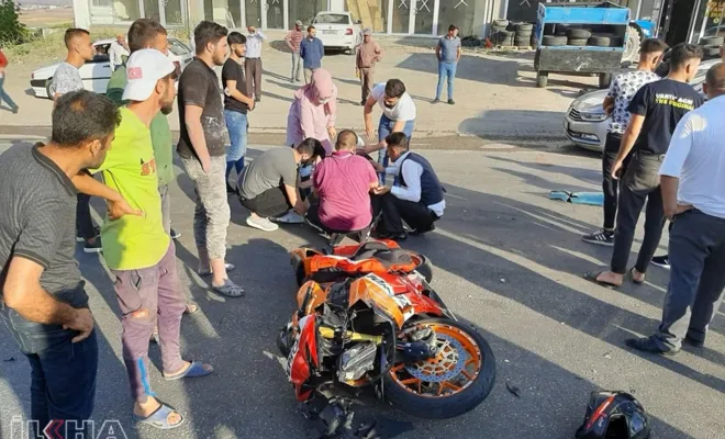Kırmızı ışıkta durmayan otomobil motosiklette çarptı: Bir yaralı 
