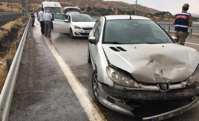Elâzığ'da meydana gelen trafik kazasında biri ağır 4 kişi yaralandı 
