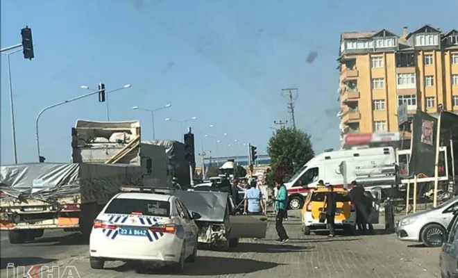 Kovancılar`da İki araca çarpan otomobil trafik direğine çarparak durabildi