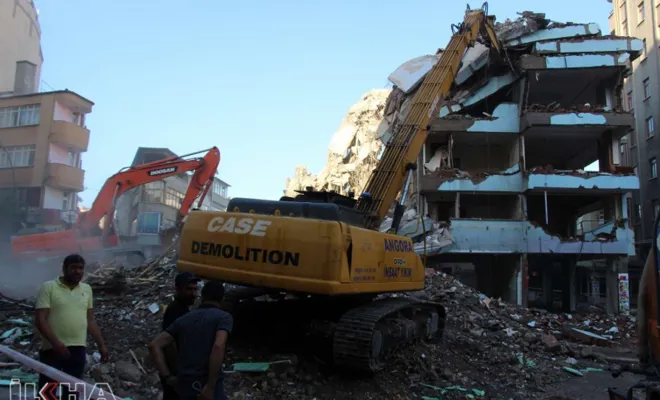 Depremde hasar gören bina yıkım esnasında çöktü: Bir yaralı 