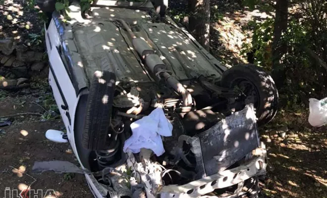 Otomobil bahçeye uçtu: Bir kişi hayatını kaybetti, 2 kişi yaralandı 