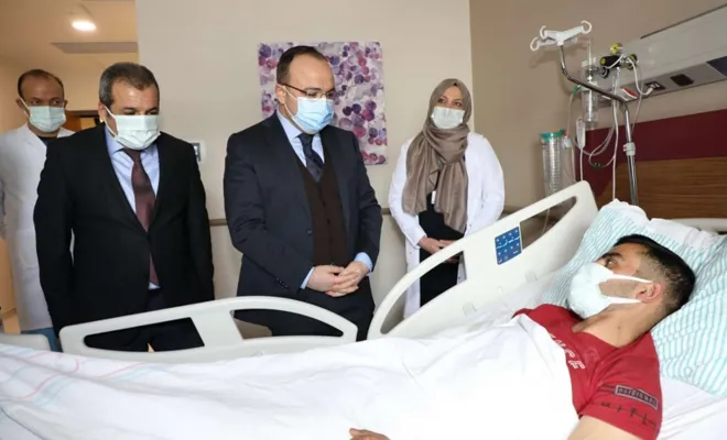 Elazığ Valisi Yırık depremde yaralananları ziyaret etti