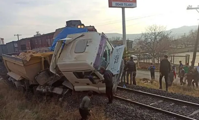 Hemzemin geçitte tren ile kamyon çarpıştı: 5 yaralı 