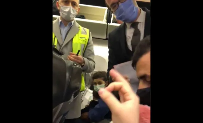 Peçe takan kadını uçaktan indirmeye çalıştılar