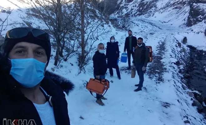 Sağlık ekipleri coronavirus aşısı için karlı yolları aşıyor 