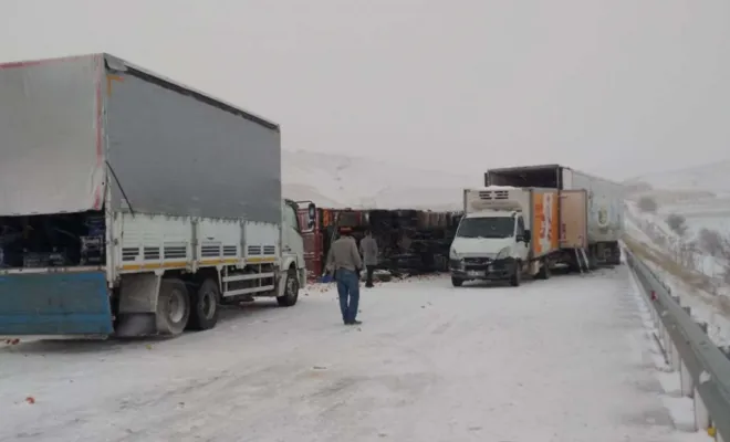 Elazığ’da yoğun kar yağışı trafik kazalarına neden oldu