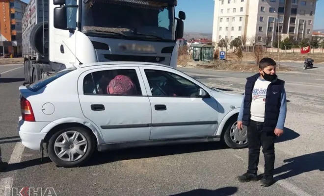 Kavşaktan geçmeye çalışan otomobile tır çarptı 