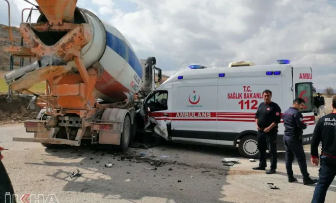 Ambulans ile beton mikseri çarpıştı: 5 yaralı
