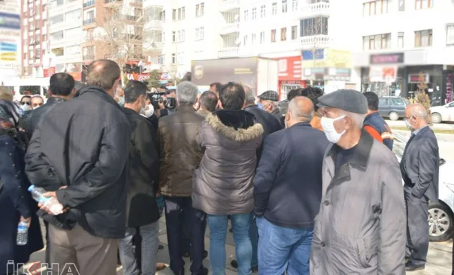 Karma kuraya tepki gösteren Elazığlı depremzedeler valiliğin önünde toplandı