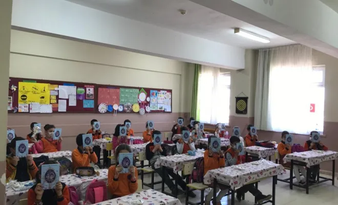 Palu İHH İlkokul Öğrencilerine 40 Hadis Kitabı Hediye Etti.