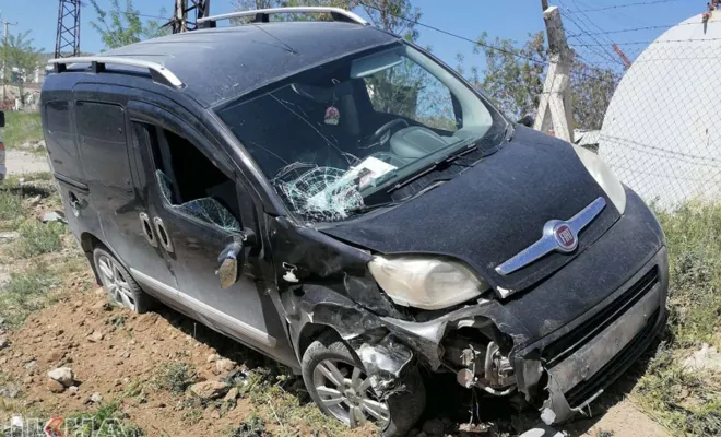 Motosiklet ile hafif ticari araç çarpıştı: 2 yaralı 