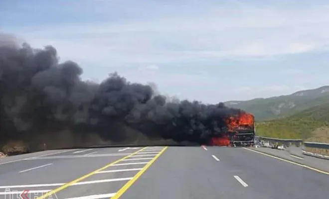 46 yolcunun bulunduğu otobüs alev aldı