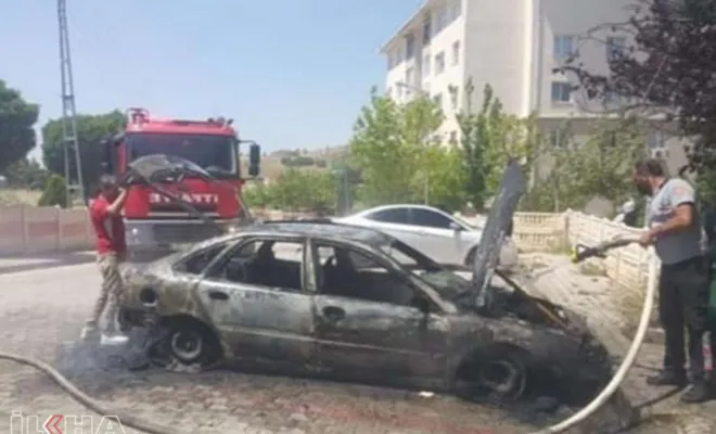 Kovancılar`da Alev alan otomobil küle döndü