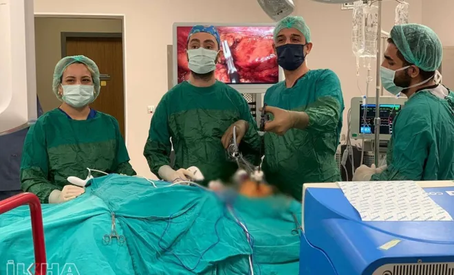 Kapalı ameliyatla kalın bağırsağı alınan hasta kanserden kurtuldu 