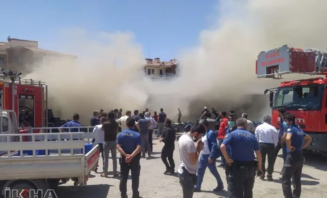 Elazığ'da sebze hali deposunda yangın 