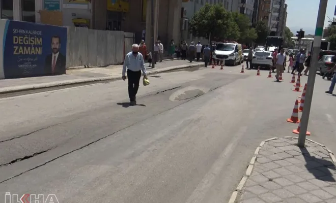 Elazığ`da Yapımı süren otoparkın yanındaki yol çöktü