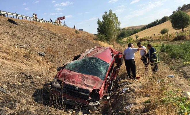 Kovancılar`da bariyerlere çarpan otomobil dereye yuvarlandı: 5 yaralı