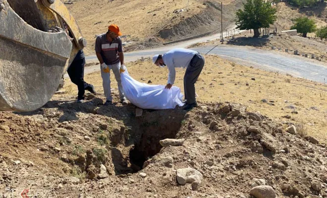 Tahrip olan mezarlıktan çıkan kemikler defnedildi 