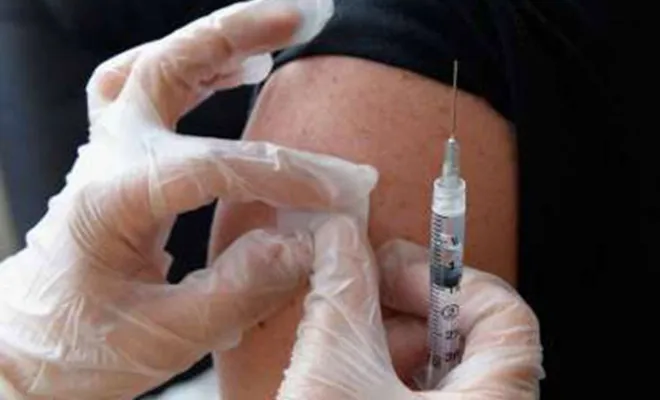 Aşı olmamış kişilere aşı kartı çıkaran 3 hemşire tutuklandı 