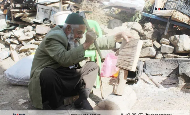 Palu`da 70 yıldır elinden düşürmediği keserle ağaca şekil veriyor