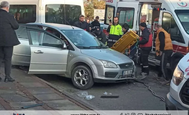Bingöl'de Öğrenci servisi ile otomobil çarpıştı: 3 yaralı 