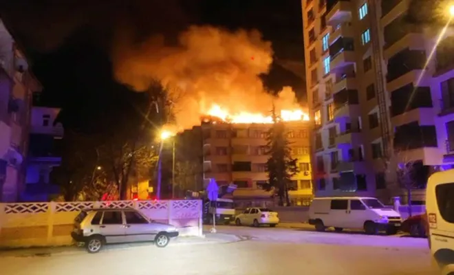 Elazığ'da binanın çatı katında yangın