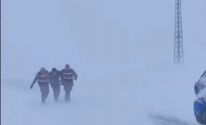Palu'da donma tehlikesi geçiren vatandaş kurtarıldı. 