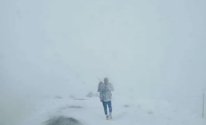 Kovancılar`da kardan dolayı mahsur kalan imam, donmamak için elbiselerini yakıp ısındı