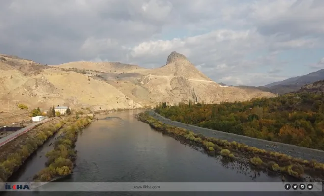 Palu`da Sonbaharın hüzünlü renkleri tarihe ve suya düştü